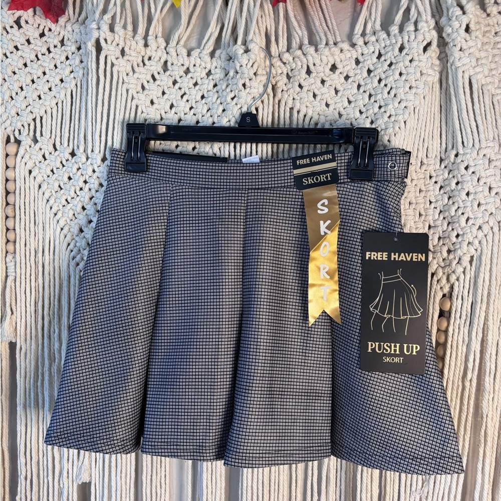 pleated gray skirt